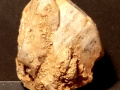 870a