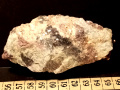 895a